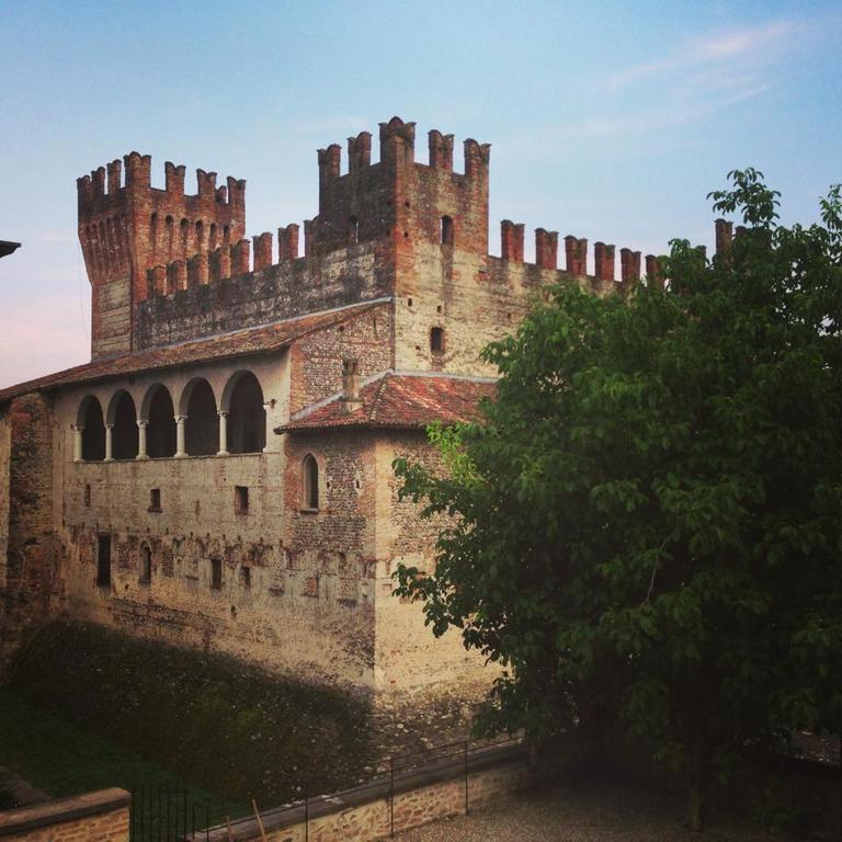 Locanda Dei Nobili Viaggiatori Cavernago الغرفة الصورة